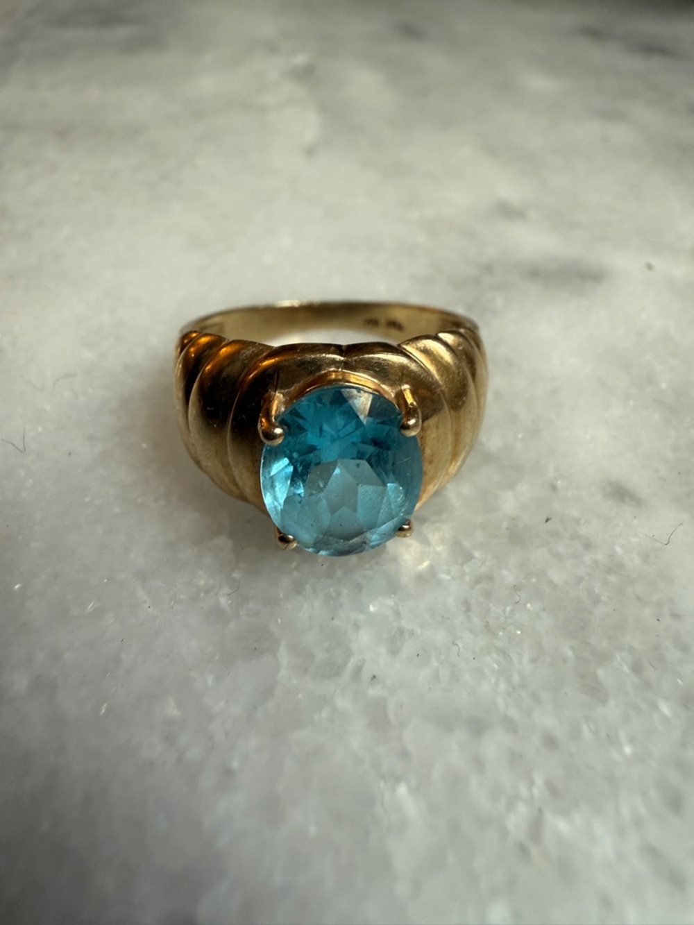 10k Gold Vintage Chunky Bright Oval Blue Topaz Shrimp Ring - Picture 2 of 4